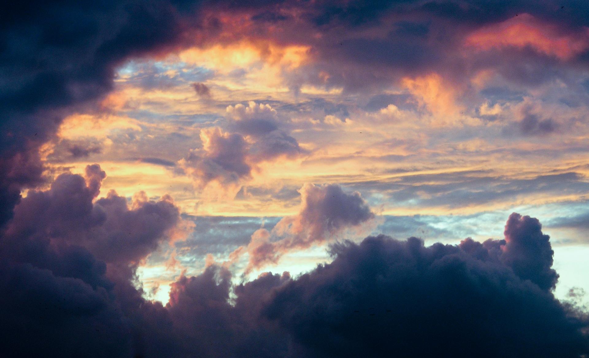 Sturmwolken mit Feuerlicht